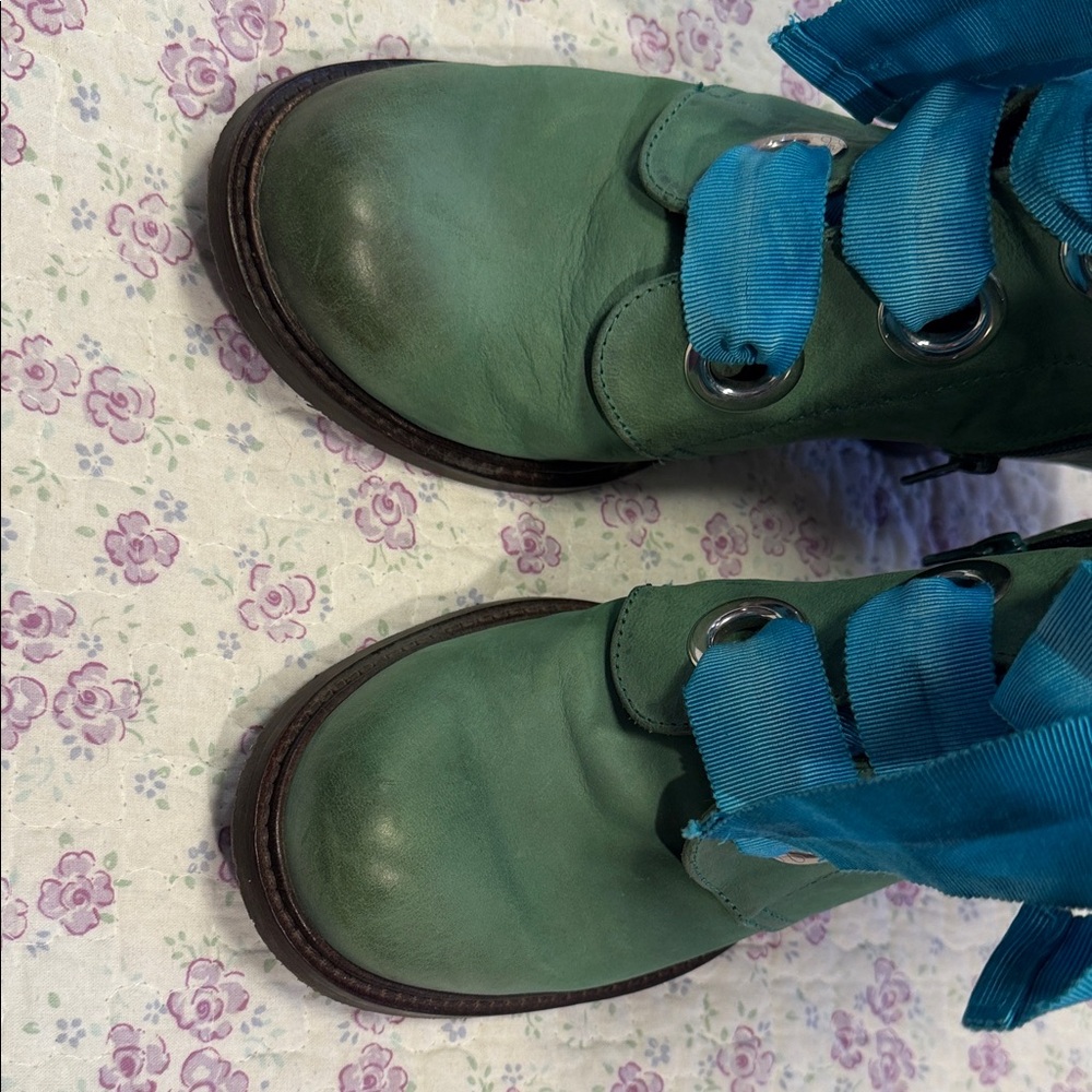 John Fluevog Green Leather Lace-Up Boots with Teal Ribbon Laces - Picture 5 of 7